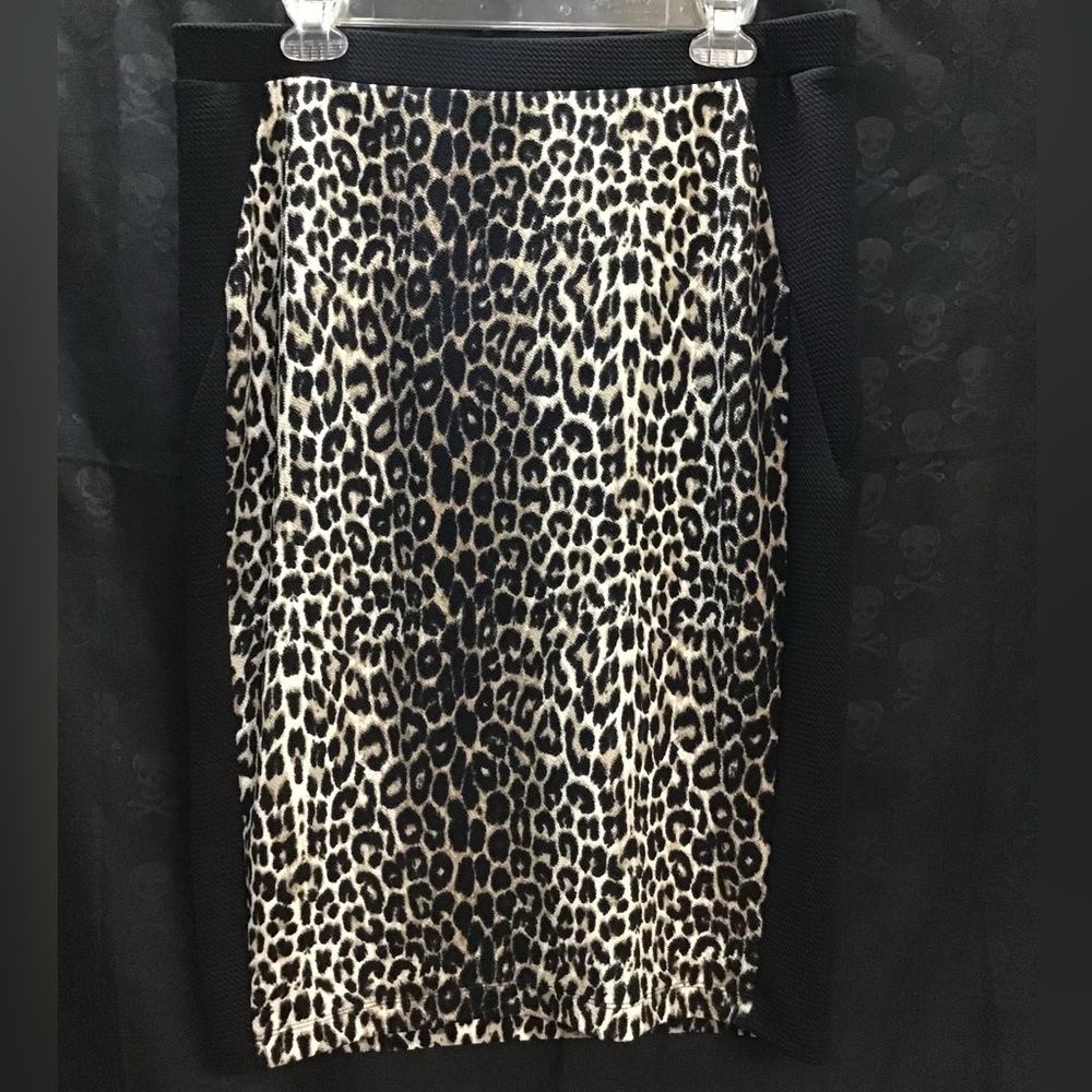 Leopard & black pencil skirt, past knee length. Size XL